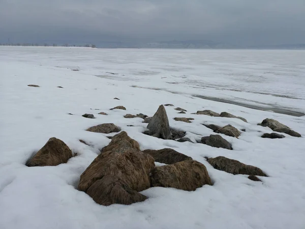Grandes pedras no fundo da paisagem ártica russa i — Fotografia de Stock