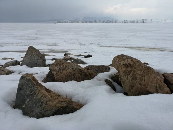 Grandes pedras no fundo da paisagem ártica russa i — Fotografia de Stock