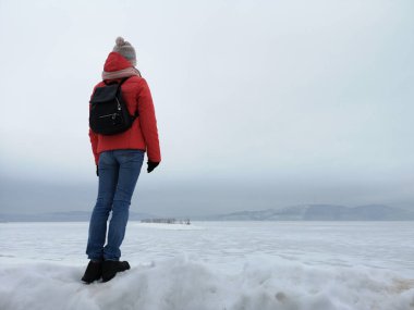 Yetişkin bir kadın kış aylarında Arktik çölde seyahat eder. Winte