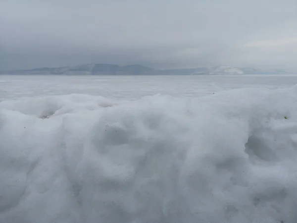 Lindo lago congelado e céu para fundo — Fotografia de Stock