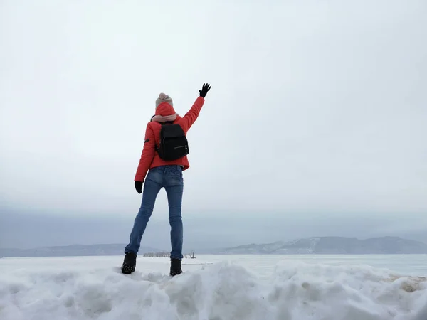 Mulher viajante acenando contra o pano de fundo do wint russo — Fotografia de Stock