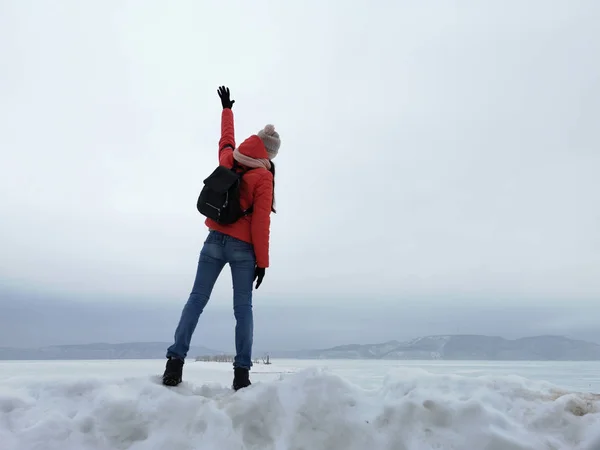 Mulher viajante acenando contra o pano de fundo do wint russo — Fotografia de Stock