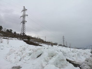 Kış manzarası. SUP için iletim kule ya da elektrik pilon