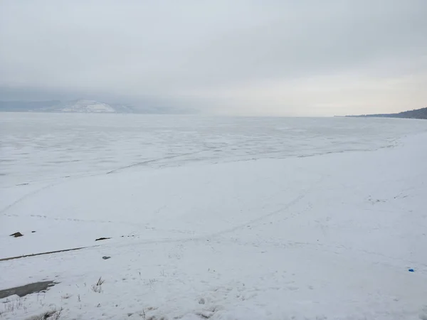 Paisagem russa no início da primavera com neve derretida — Fotografia de Stock