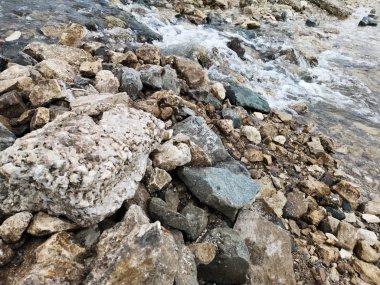 Taze su akışı mountain Brook, portre. İnci doku