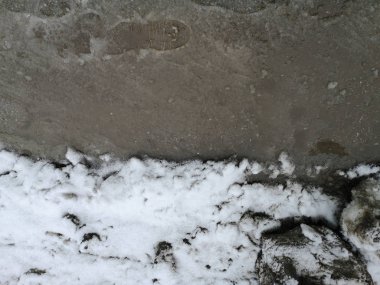 Asfalt yolun kenarında bahar sezonu kar