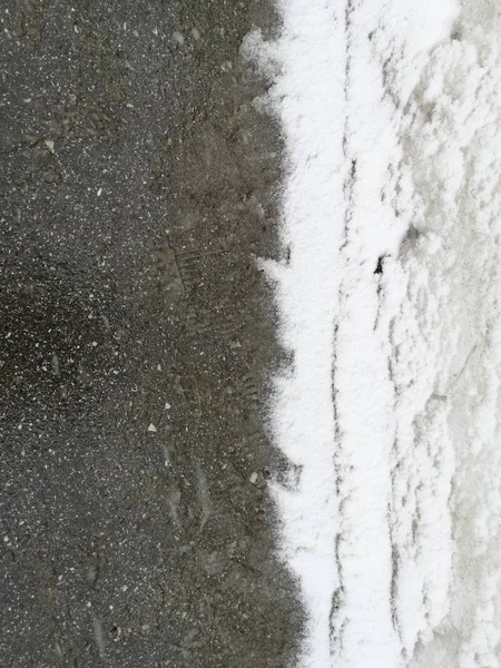 Nieve en el borde de la carretera de asfalto en temporada de primavera —  Fotos de Stock