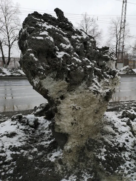 Текстура брудних грудок дорожнього снігу в березні — стокове фото