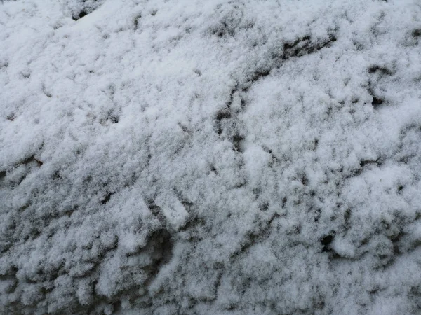 Текстура грязных кусков снега на дороге в марте — стоковое фото