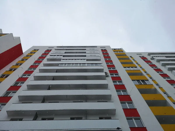 The prospect of residential buildings against the cloudy sky, bo — Stock Photo, Image