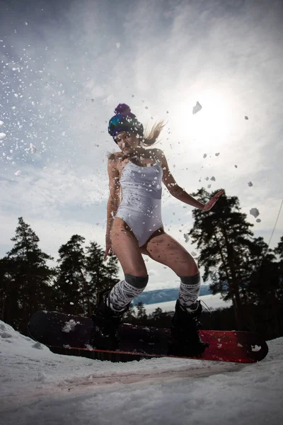 Bir snowboard binme kadın atlar. Kış sporları. Kız bir snowboard üzerinde dişli