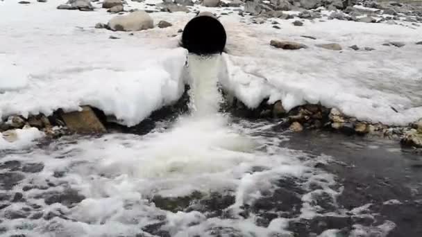 Closeup spádem, který poskytuje dešťové vody do mokré retenční nádrže. — Stock video