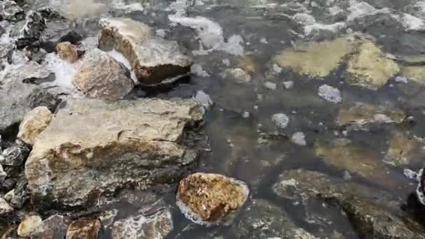 Βότσαλο πέτρες στην προβολή closeup ποτάμι νερού το χειμώνα — Αρχείο Βίντεο