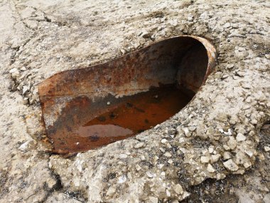 Paslı metal kanalizasyon boru beton yüzey closeup kullanmak için