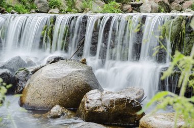 şelale 4 ormandaki bir dağ nehir üzerinde