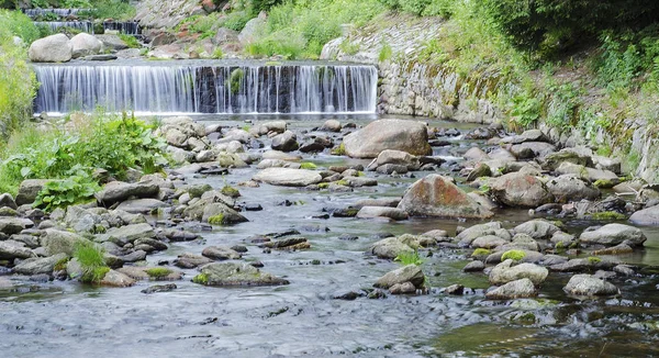 Cascade Sur Une Rivière Montagne Dans Forêt — Photo