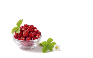 Beyaz arka planda cam bir kasede çilek.