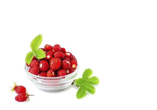 Aardbei Een Glazen Kom Een Witte Achtergrond — Stockfoto