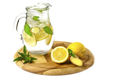 Nane ve zencefil beyaz bir arka plan üzerinde buzlu limonata