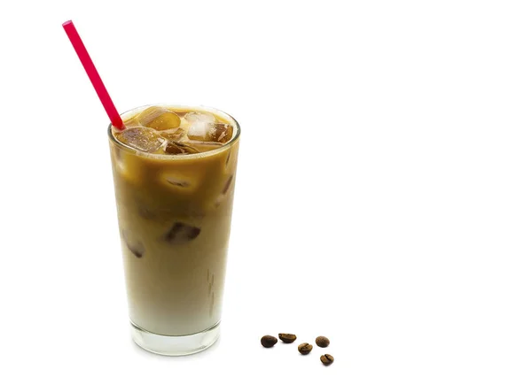 beyaz arkaplanda buzlu latte