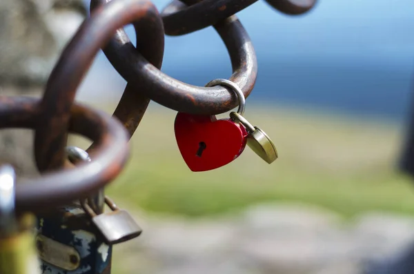 zincirleri üzerinde kalp şeklinde aşıkların dolap düğmeli