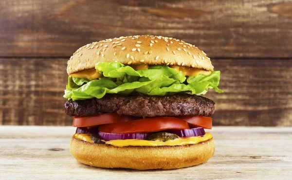 Burger bir ağaç arka planı