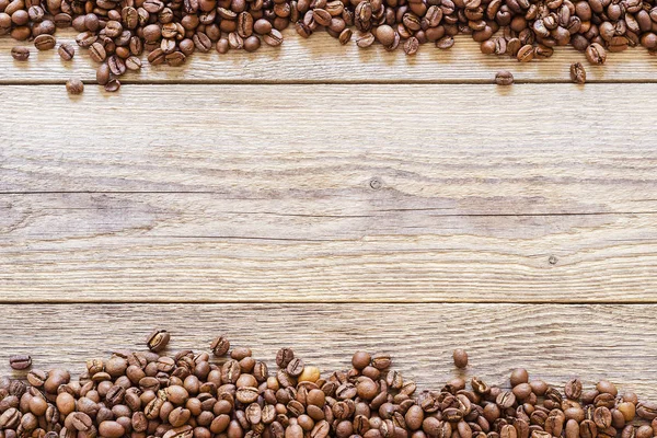咖啡豆散落在木质背景上1 — 图库照片