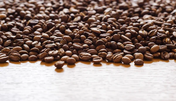 咖啡豆散落在表面6 — 图库照片