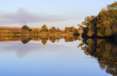 kıyı yansıması ile sessiz gölet