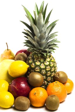 ananas, nar, limon, kivi, pamela ve armut bir yığın beyaz bir arka planda 2
