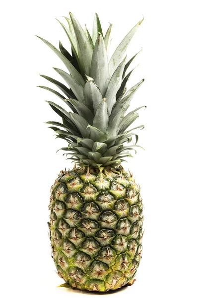 Beyaz arkaplanda taze ananas