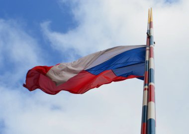 mavi gökyüzüne karşı Çek Cumhuriyeti bayrağı