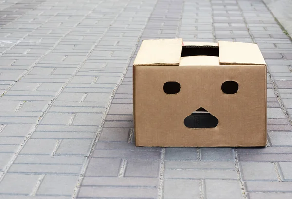 Kaldırımda sürpriz bakışlı bir kutu.