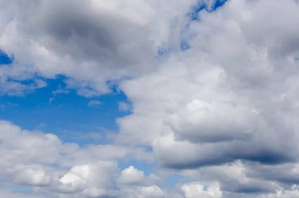 Bulutlar mavi gökyüzünde 3