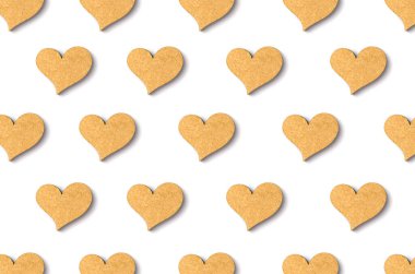 Beyaz arka planda gölgesi olan tahta kalp deseni.