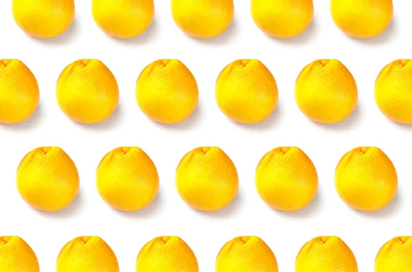 Beyaz arkaplanda gölgesi olan greyfurt.