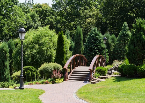 Peyzaj tasarımı. Dekoratif köprü ve bitkiler