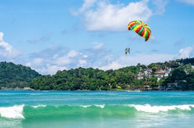 Yaz aşırı açık spor tatil aktiviteleri Pa Tong, Phuket Tayland parasailing