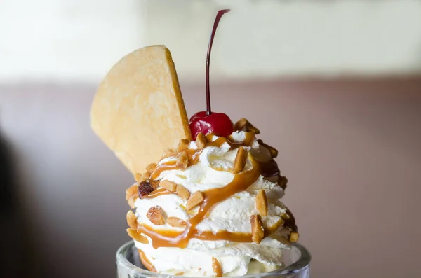 Gelado Sundae Com Noz Cereja Cobertura Wafer — Fotografia de Stock