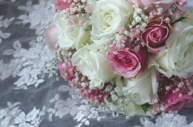 karışık çiçekli buket beyaz dantel tekstil üzerinde güzel lüks