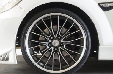 Lüks otomobil tekerleğinin kapatılması