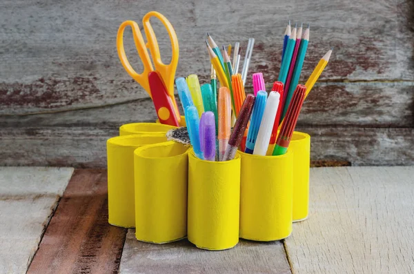 Barevné pero, tužka, nůžkovité a kreslicí štětce ve žlutém handmad — Stock fotografie