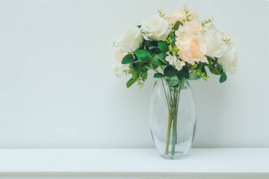 Vazoda aranjmanda güzel yapay güller