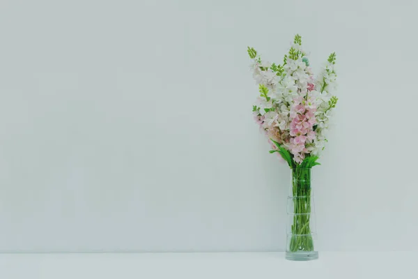 Piękne kwiaty w aranżacji na stole — Zdjęcie stockowe