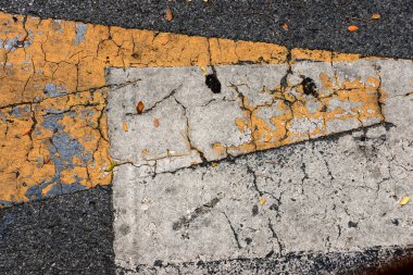 Beton duvarda sarı ve beyaz boya