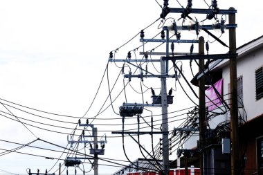 arkaplan olarak yüksek voltajlı güç hatları