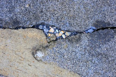 Eski çatlak asfalt yüzeyinin dokusu.