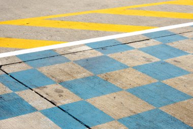 boş sarı yol yüzeyi