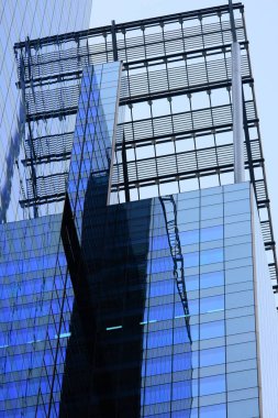 Şehirdeki modern bina, çelik yapı.