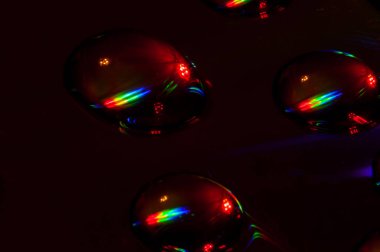 Işıklı su damlaları bir gökkuşağı yansıtacak